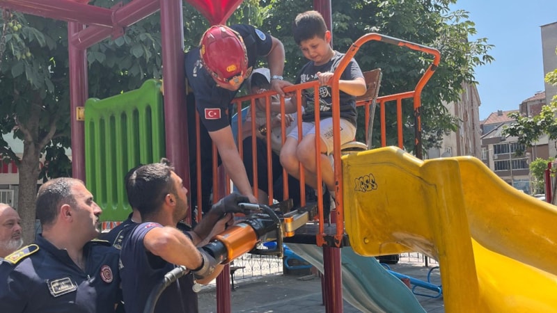 Bursa'da  8 yaşındaki çocuk korkuluklara sıkıştı