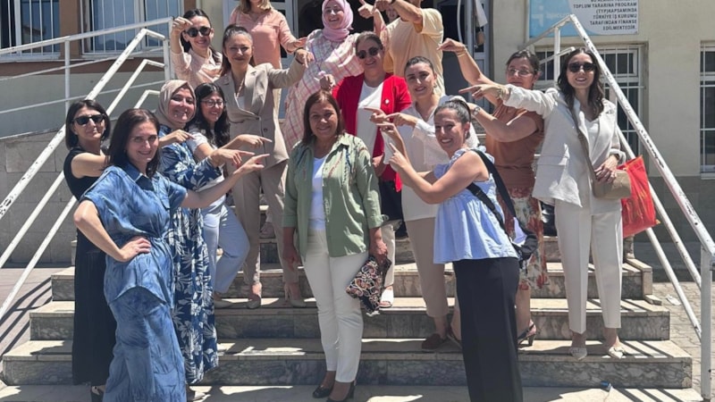 Amasya’da 42 yıllık öğretmene okulda duygusal veda