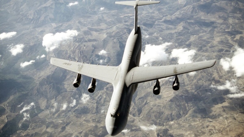 Dünyanın en büyük askeri uçağı İran sınırında