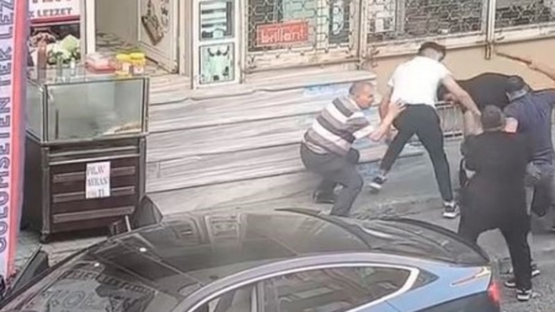 Avcılar’da yaşlı adama sopayla saldırdılar