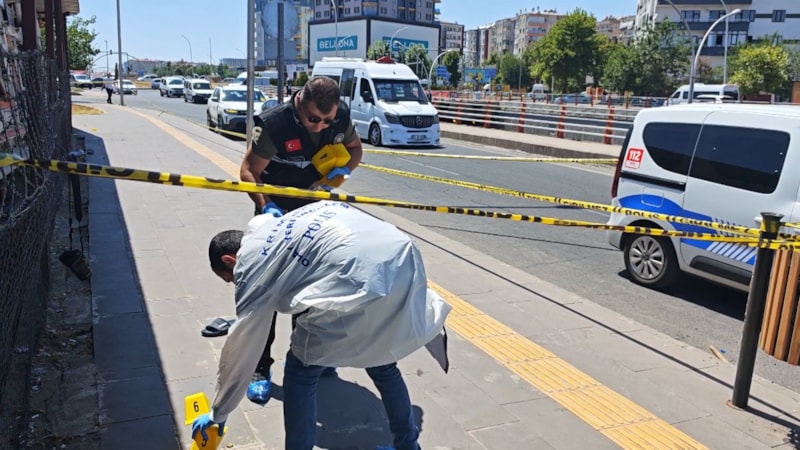 Diyarbakır'da sokak ortasında silahlı kavga