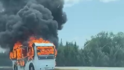 Balıkesir'de alevlere teslim olan yolcu minibüsü küle döndü