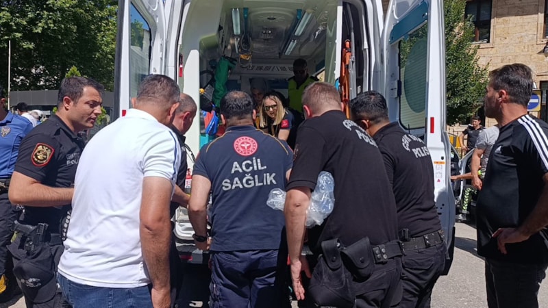 Amasya’daki kazada taksi motosikletli polise çarptı