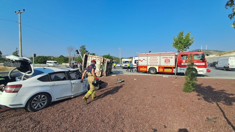 Balıkesir'de otomobille çarpışan kamyonun sürücüsü öldü