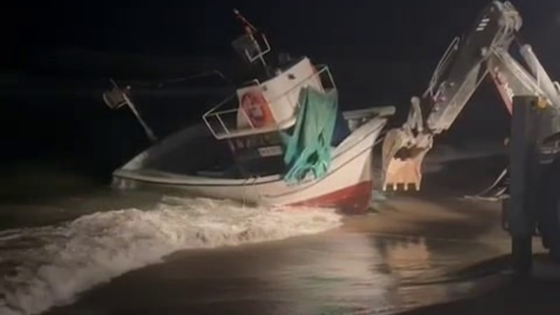 Sakarya'da 8 metrelik balıkçı teknesi karaya oturdu