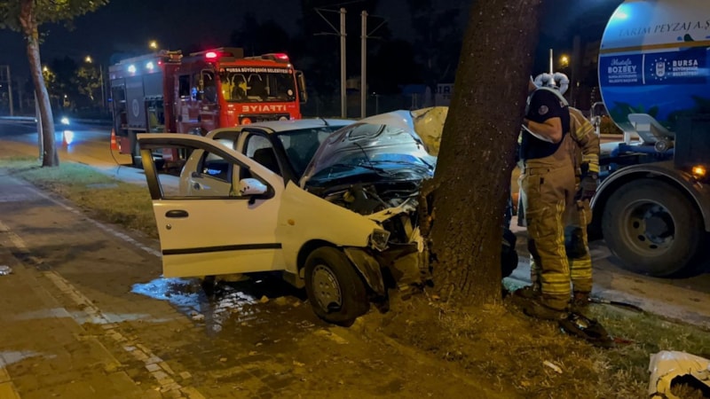 Bursa'da direksiyon hakimiyetini kaybeden sürücü ağaca çarptı