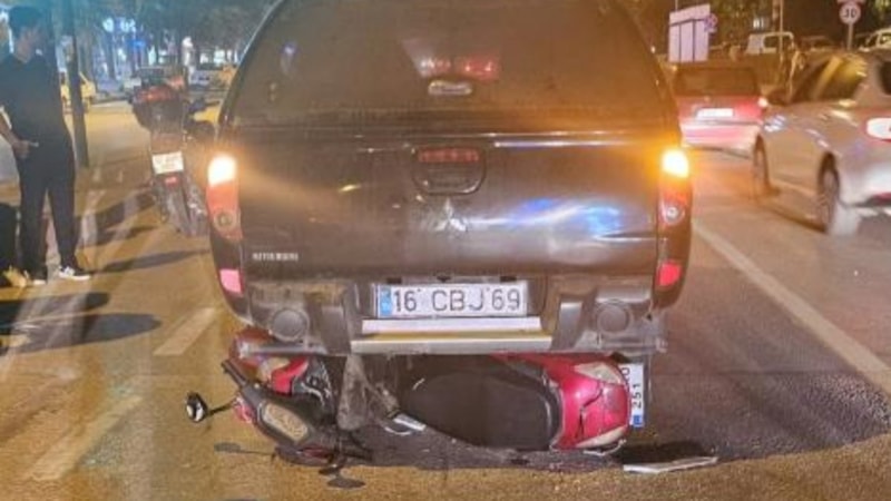 Bursa'da kamyonetin altına giren motosikletin sürücüsü yaralandı