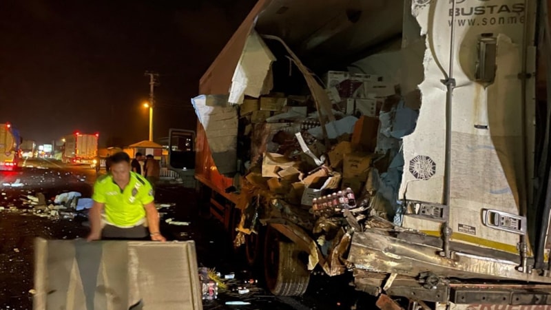 Sakarya'da yolcu otobüsünün tıra çarpması sonucu 12 kişi yaralandı