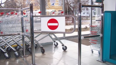 Ne hırsızlık, ne güvenlik! Marketlerde bakın neden turnikeler var...