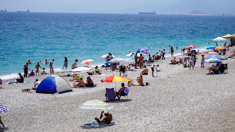 Antalya'da TYT sınavının ardından sahillerde yoğunluk oluştu
