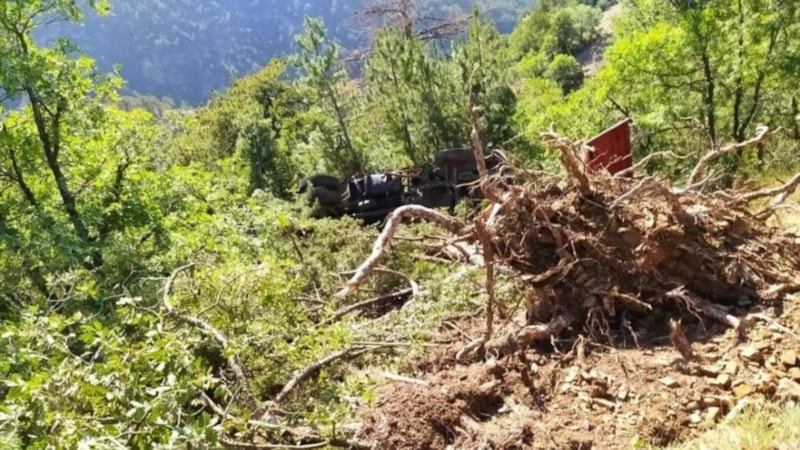 Ankara'da freni boşalan itfaiye aracı uçuruma düştü