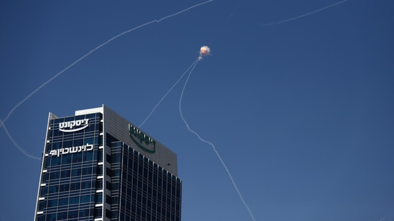 İsrail ordusu İran'dan füzelerin misilleme için ateşlendiğini açıkladı