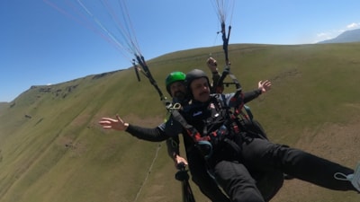 Adrenalin tutkunu Erzurum Valisi Çiftçi, yamaç paraşütüyle uçtu