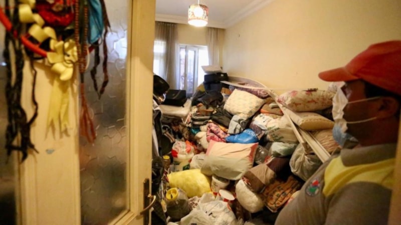 Antalya'daki iki çöp evden 8 kamyon atık çıkarıldı