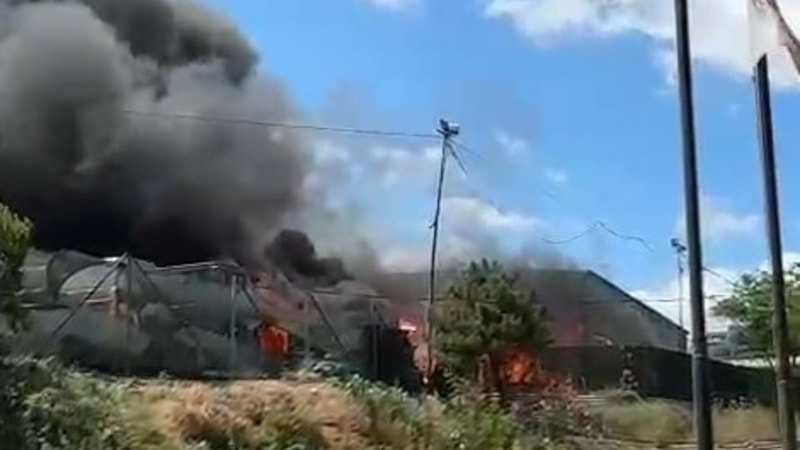 Gaziosmanpaşa'da geri dönüşüm tesisinde yangın