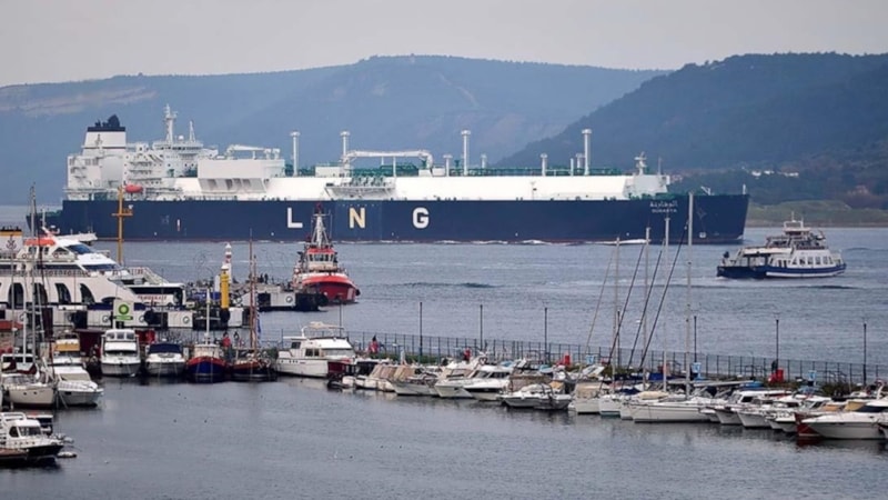 Hürmüz Boğazı'ndaki gemi trafiği ABD'nin İran'a saldırısına rağmen devam ediyor