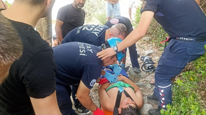 Hatay'da ayağı kayalıklara sıkışan şahıs yaralandı