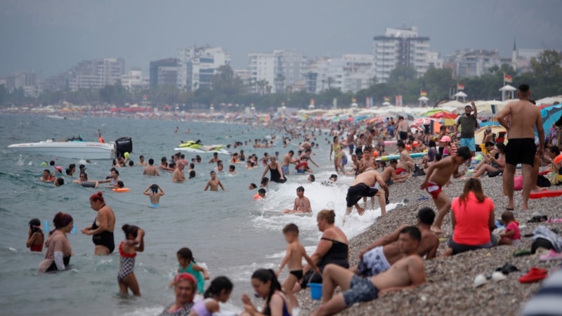 Antalya'da sıcaklıklar 33 dereceyi gösterdi: Konyaaltı Sahili'nden yoğunluk oluştu