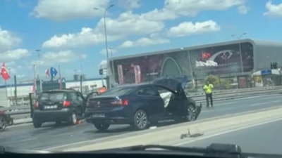 İstanbul'da direksiyon hakimiyetini kaybetti: Yan yola uçtu