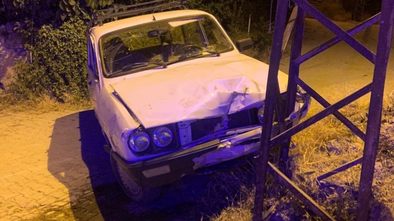 Adıyaman'da otomobil elektrik direğine çarptı: 3 yaralı