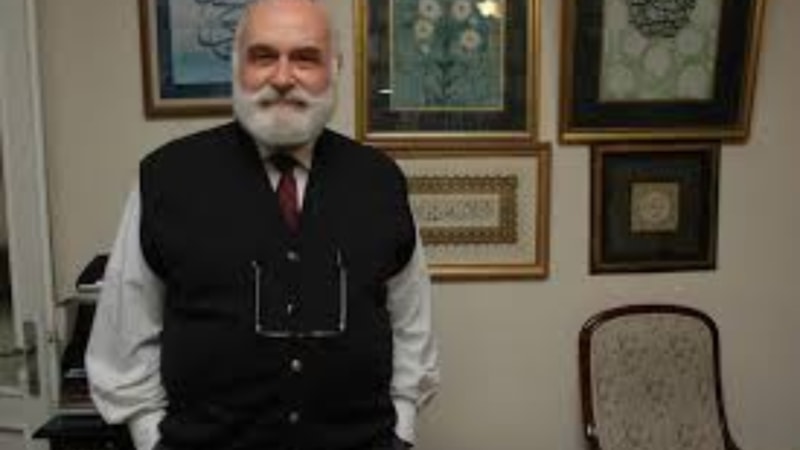 Mütefekkir Ahmed Yüksel Özemre'nin hayatını anlatan kaynak kitap:  Üsküdar’ın Son Sırlısı