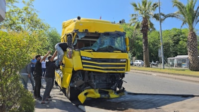 Zonguldak'ta devrilen tır ortalığı savaş alanına çevirdi