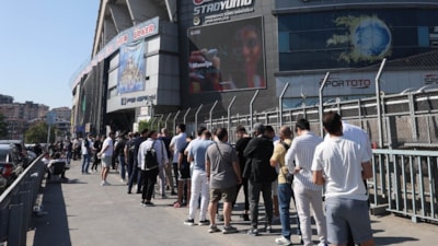 Fenerbahçeli taraftarlar kombine kart yenilemek için uzun kuyruklar oluşturdu
