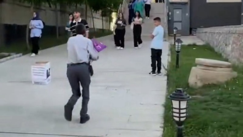 YKS'den çıkan kızını bakın nasıl karşıladı! 