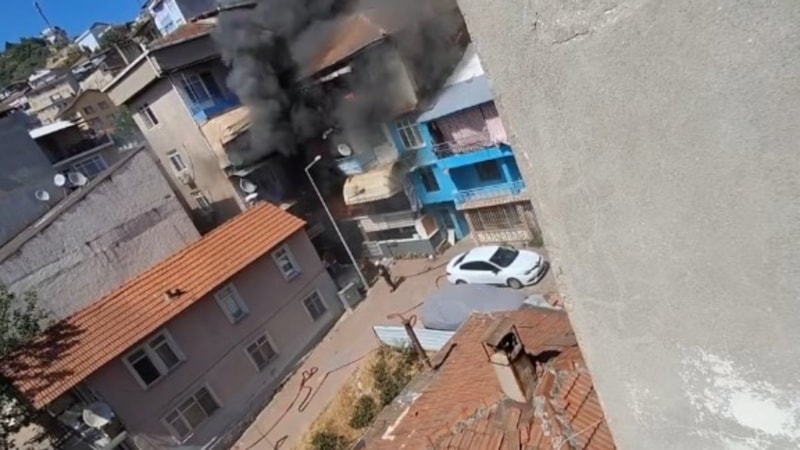 Kocaeli'de 2 binayı saran yangında 3 kişi mahsur kaldı