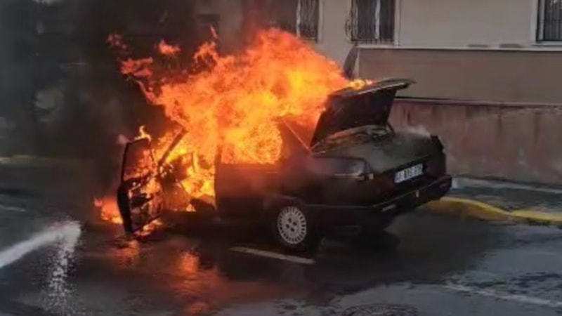 Kocaeli'de seyir halindeki otomobilden alevler yükseldi