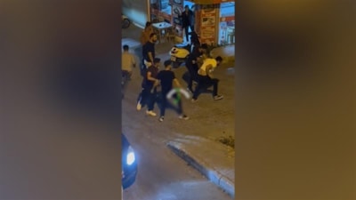 İzmir'de polise ve jandarmaya hakaret eden şahsa meydan dayağı