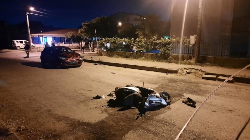 Kocaeli'de otomobille çarpışan motosikletin sürücüsü can verdi