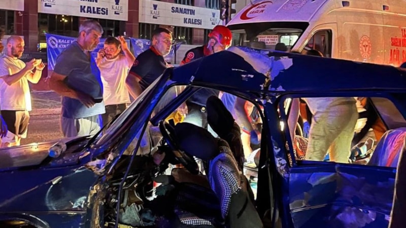 Sakarya'da duble yolda iki otomobil çarpıştı: 5 yaralı