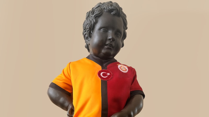 Belçika'daki Manneken Pis heykeline, Galatasaray forması giydirildi