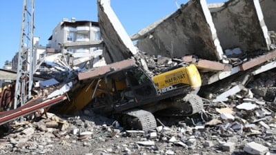 Hatay'da yıkım sırasında operatör, enkaz altında kaldı