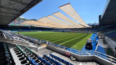 Rize Stadyumu'nun çimleri, örtü sistemi ile güneşten korunuyor