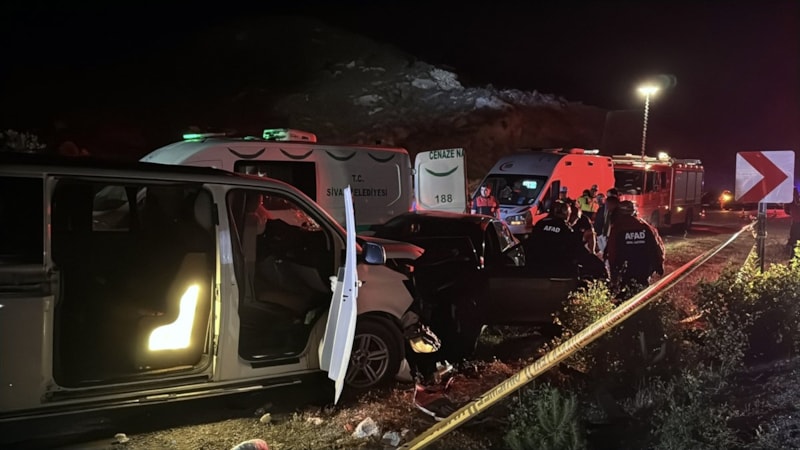 Sivas'ta otomobil ile minibüsün çarpıştığı kazada 1 kişi öldü
