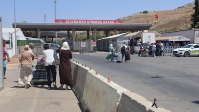 Hatay sınır kapısında evlatları karnelerini alan Suriyeli aileler, ülkelerine dönüyor