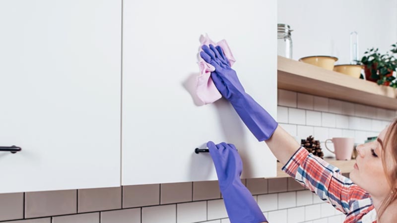 Mutfak dolaplarını bu malzemeyle silmek yetiyor! Dolaplar ışıl ışıl parlıyor