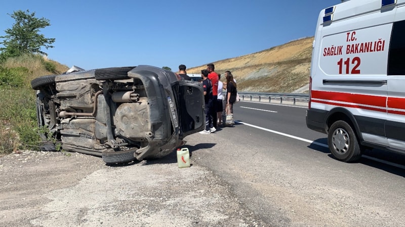 Kocaeli'de 5 kişinin içinde olduğu otomobil kaza yaptı