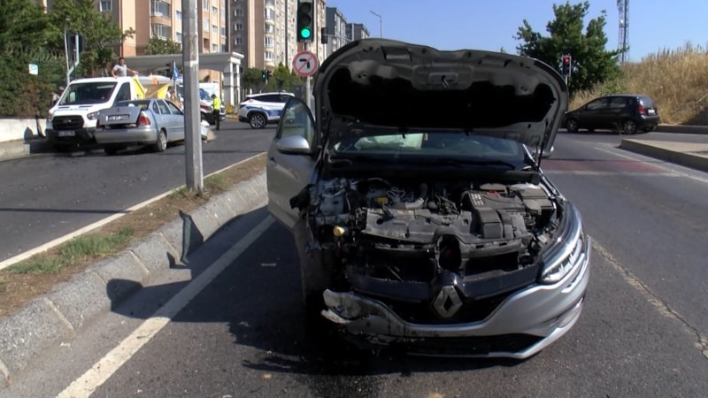 Başakşehir'de 2 otomobil kafa kafaya çarpıştığı kazada 5 kişi yaralandı