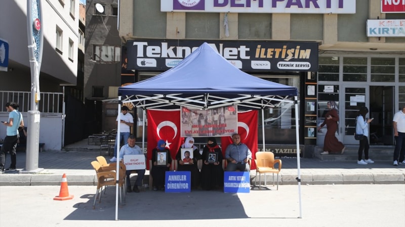 Muş'ta evlatlarına kavuşmak isteyen ailelerin nöbeti devam ediyor