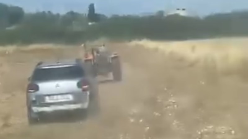 Aydın'da otomobil sürücüsü kendisine çarpan traktörü dakikalarca kovaladı