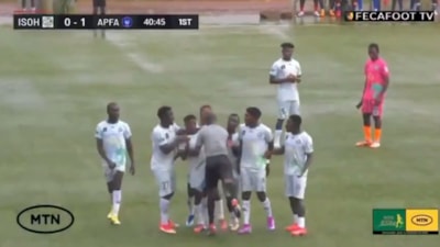 Kamerun'da hakem, itiraz eden oyuncuya kafa attı