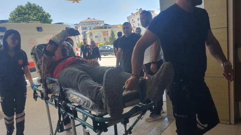 Bursa'da üzerine cam düşen işçi yaralandı