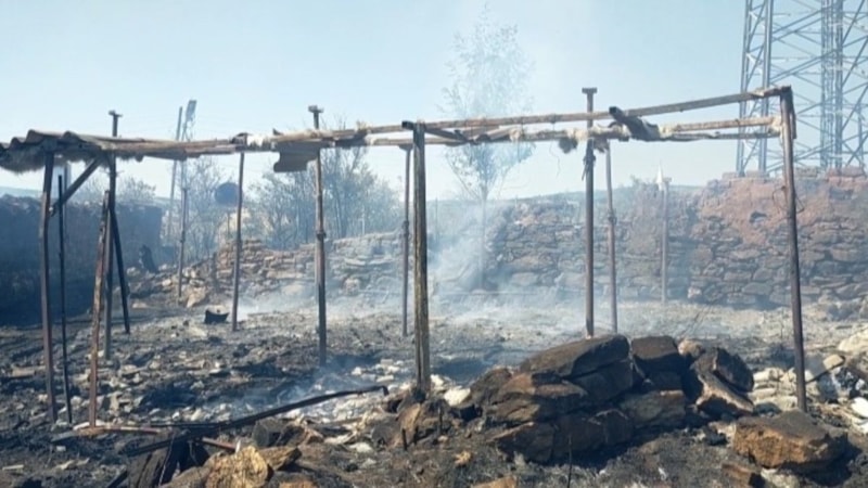 Edirne'de tarlada başlayan yangın evlere sıçradı