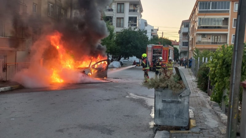 Balıkesir'de seyir halindeki otomobil yandı