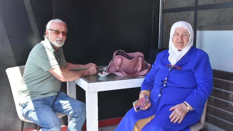 Antalya yolunda kaybolan kedileri için Sivas'a gittiler