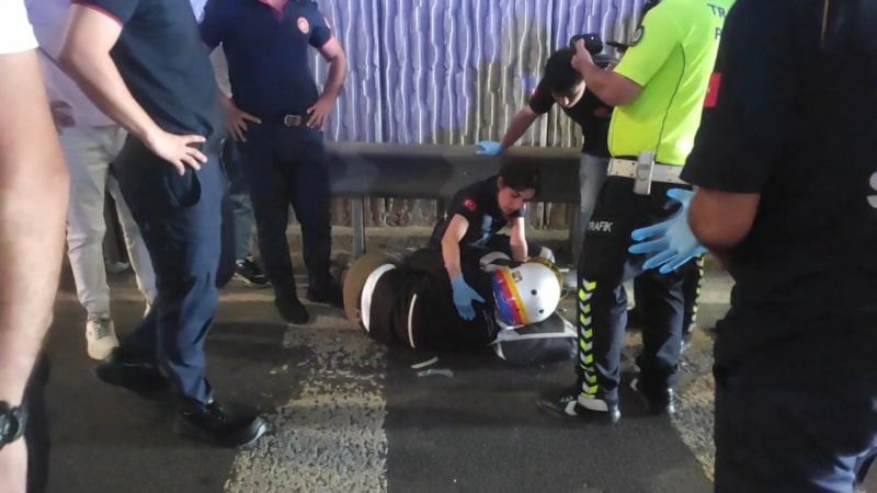 İstanbul'da otomobile çarpan motosiklet sürücüsü yola savruldu