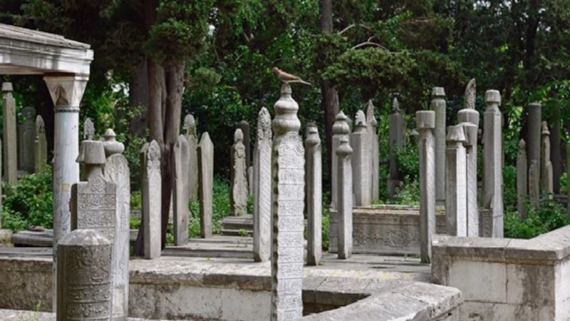 Ölen kişinin kıyafetleri neden dağıtılır? İşte arkasındaki anlam...